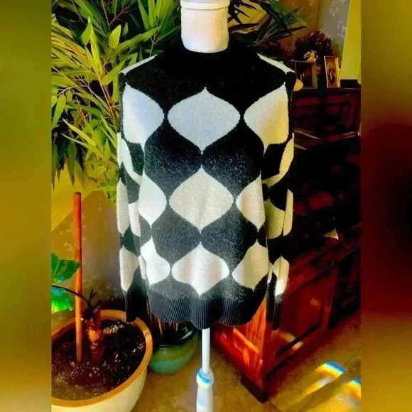 Ann Taylor Factory Sweater. NWT. Size Medium. Black and White. Long sleeve soft - Picture 7 of 10